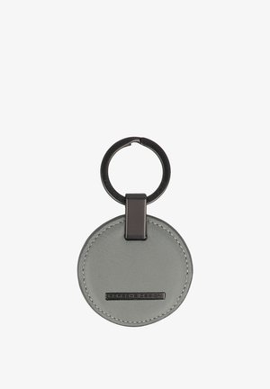 Ronde grijze leren sleutelhanger met zwarte metalen ring en Porsche Design logoplacette in het midden.