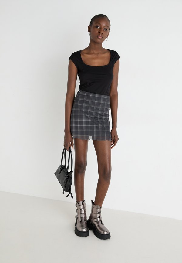 SOFT TOUCH SQUARE TIGHT BODY - Basic T-shirt2