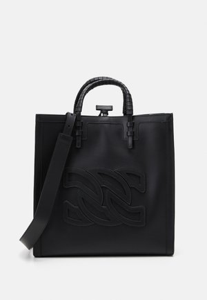 Sort læder tote taske med et struktureret design, der har et fremtrædende præget logo, syede detaljer og en aftagelig rem for alsidighed.