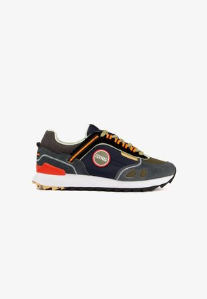 Zijaanzicht van een sneaker van het merk Colmar met marineblauwe, grijze, olijfgroene en oranje accenten, beige veters en een witte zool met zwart profiel.