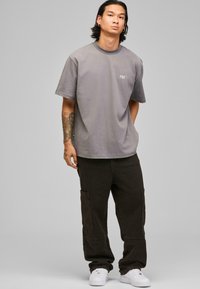 Fast and Bright JUSTICE TEE - T-shirts med print - grey