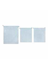 Ensemble de trois sacs de rangement en tissu bleu clair avec de fines rayures blanches, dotés de fermetures à cordon. Tailles variées : grand, moyen, petit.