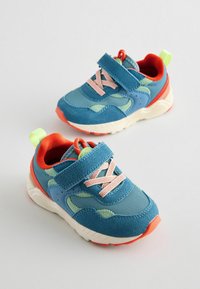 Niebieskie i zielone buty sportowe z mieszanką zamszu i materiałów meshowych. Posiadają pomarańczowe akcenty, rzep oraz teksturowaną podeszwę.