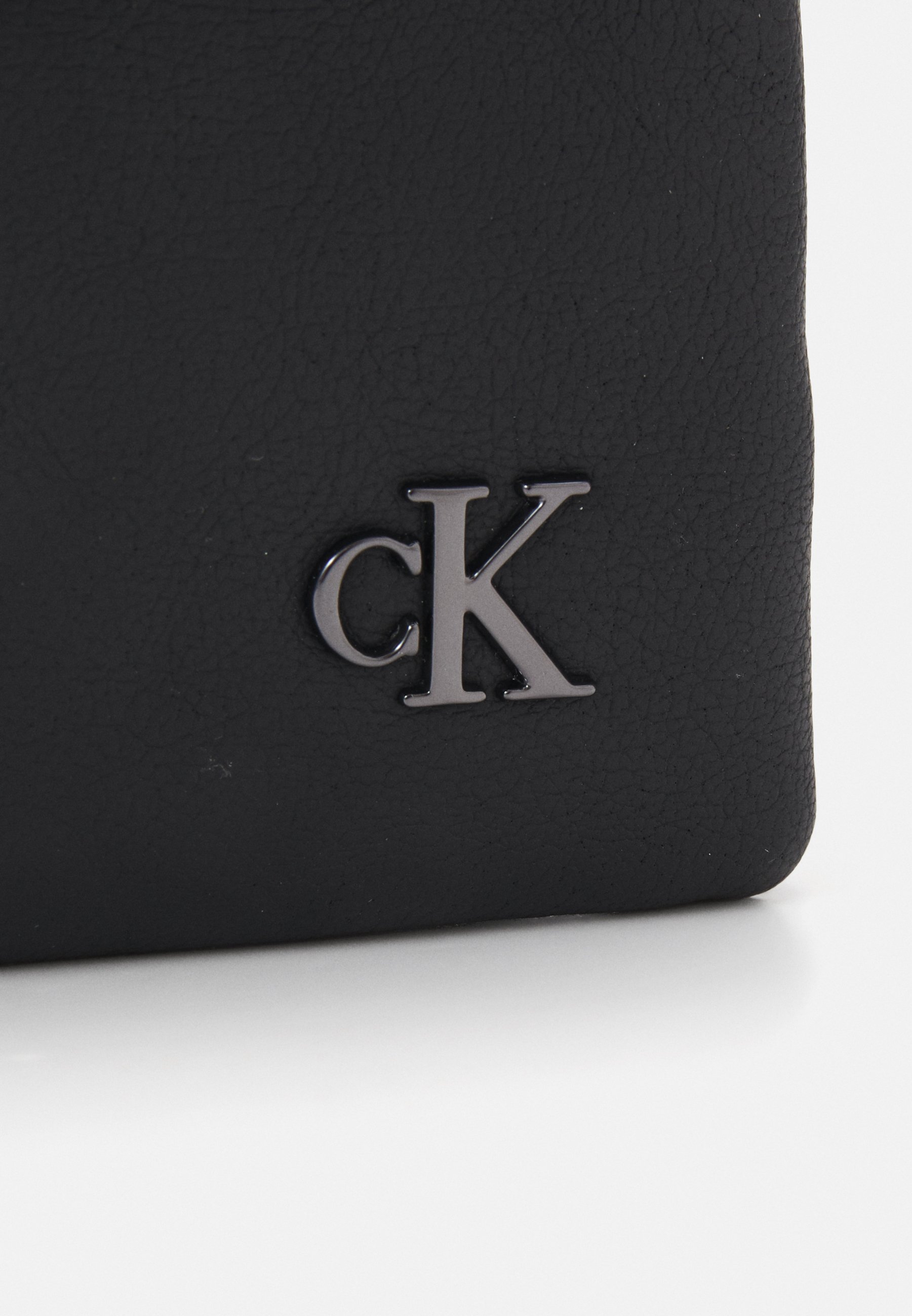 Calvin Klein Jeans MICRO MONO CHAIN FLAP - Cross body bag