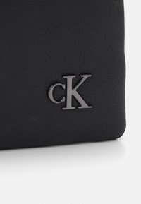 Calvin Klein Jeans MICRO MONO CHAIN FLAP - Taška s příčným popruhem - black/shiny gunmetal