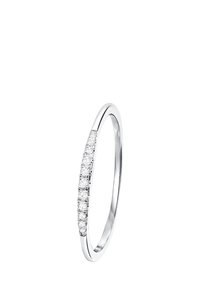 Dünner Silberring mit einer glatten Oberfläche, der eine Reihe kleiner funkelnder Steine auf einer Seite hat. Einfaches, elegantes Design.