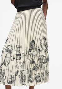 Jupe midi plissée en crème avec des rayures verticales noires et des croquis de monuments emblématiques, dotée d'une taille noire et d'illustrations détaillées fines.