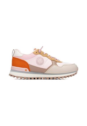 Zapatilla casual con paneles beige, rosa, marrón claro y naranja, suela texturizada, cierre con cordones en la parte frontal y logo circular en el lateral.