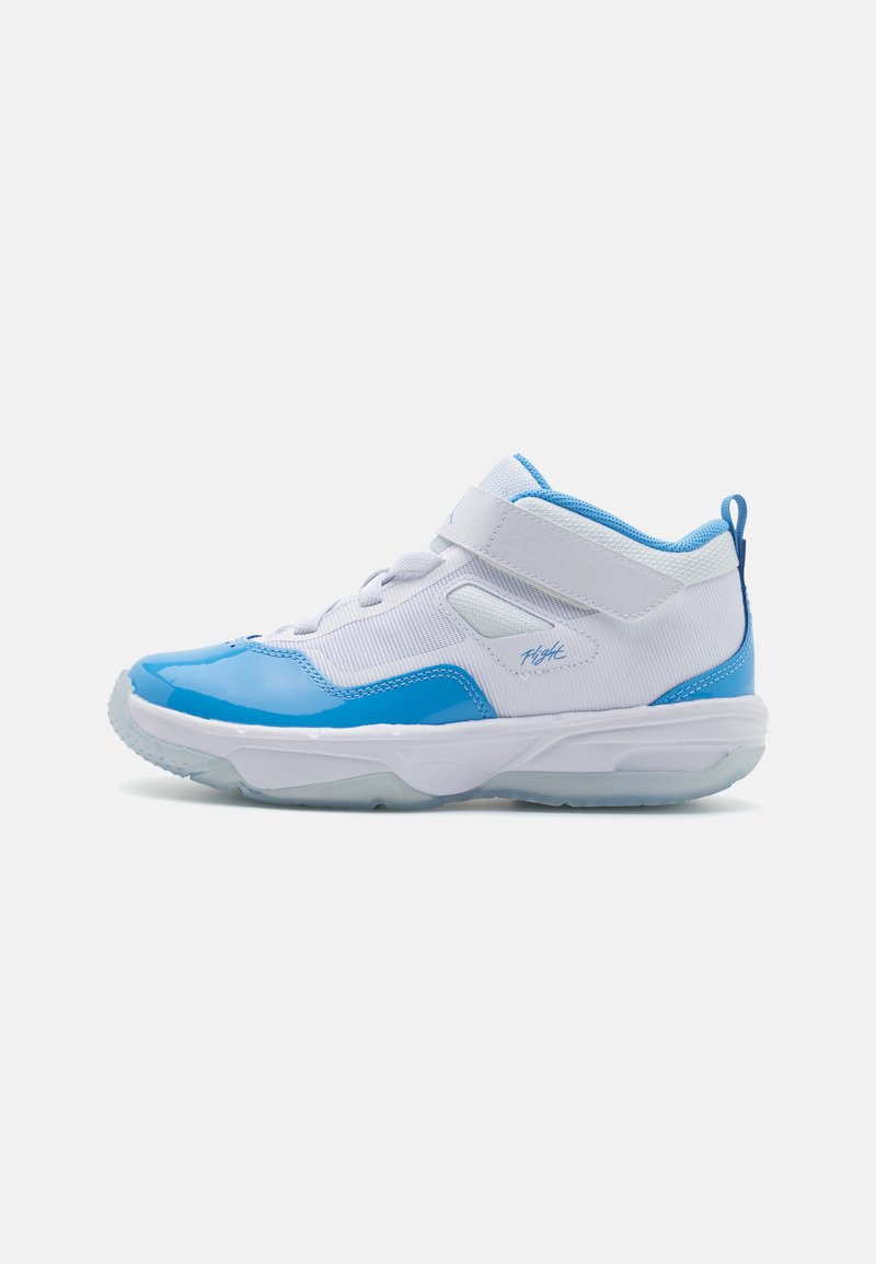 Scarpe da ginnastica alte blu e bianche con finitura lucida in vernice, pannelli in mesh, cinturino in Velcro e suola in gomma testurizzata.