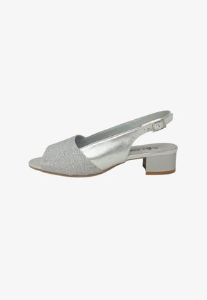 Scarpa slingback argento con punta aperta, tacco basso a blocco e cinturino regolabile con fibbia, parte anteriore testurizzata e retro metallico liscio.