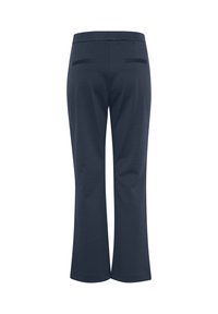 Tengerészkék, bővülő szárú nadrág sima textúrával, derékpánttal és két hátsó zsebbel. Látható elülső zsebek vagy rögzítők nélkül.