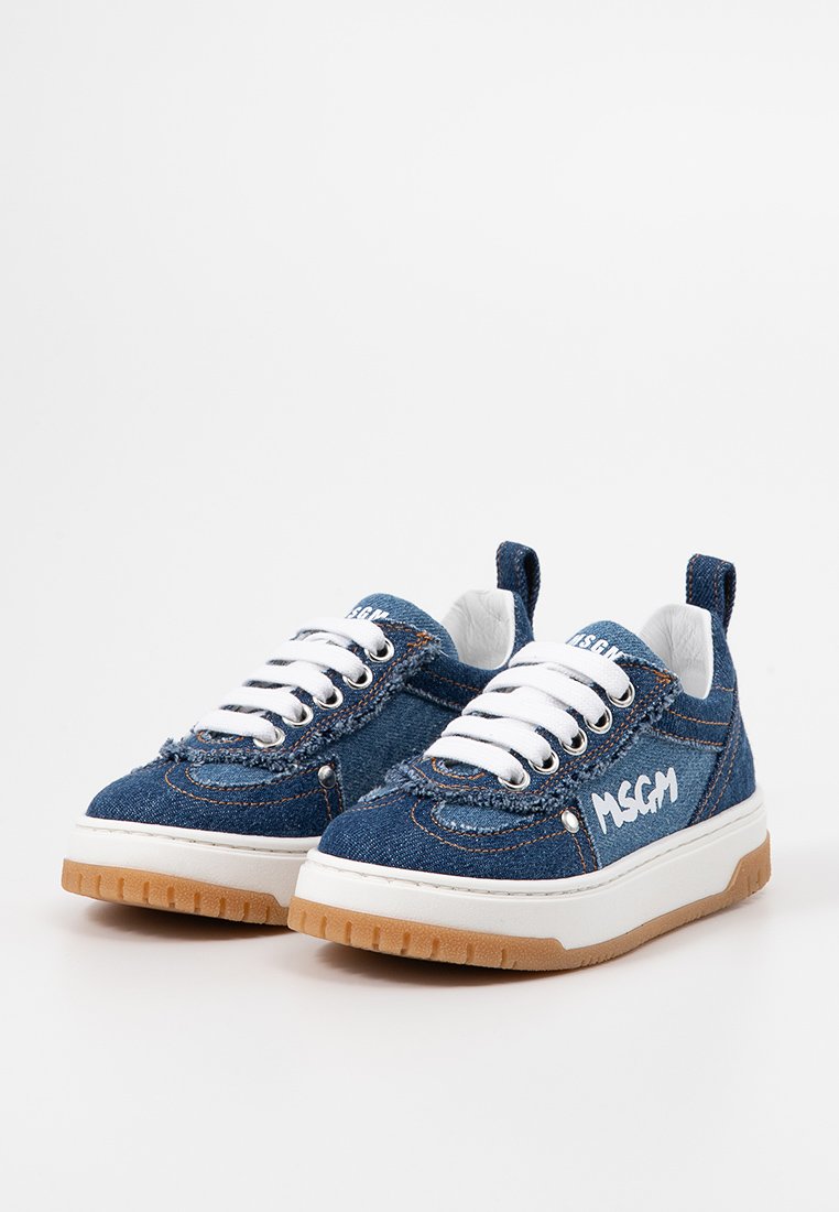 Sneakers in denim con lacci bianchi, suole in gomma e logo impresso. Presentano cuciture e una suola tan a contrasto con dettagli testurizzati.