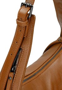 Borsa a spalla in pelle marrone con finitura testurizzata, tracolla regolabile con fibbia in metallo e tasca con zip per una chiusura sicura.