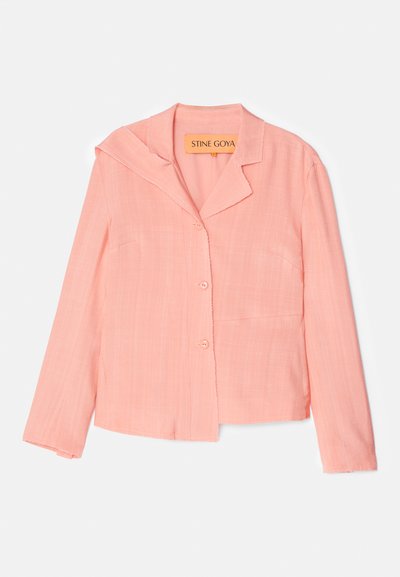 Rozā īsām piedurknēm jaka ar izgriezumu pie apkakles, vienu pogu un kabatu. Strukturēta auduma ar neapstrādātu malu detaļām.