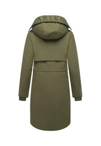 Olijfgroen parka met een capuchon, uitgerust met een grote kraag en elastische manchetten. De achterkant heeft een zichtbaar logo en een gelaagd ontwerp voor extra stijl.