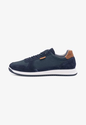 Marineblaue Sneaker mit perforierten Seitenpaneelen, Wildlederüberzügen, braunem Fersenakzent, weißer Sohle und Schnürverschluss.