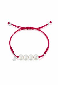 Pulsera ajustable de cordón rojo con cuatro perlas blancas y acentos plateados, incluyendo un pequeño charm y herrajes elegantes.