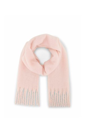 Écharpe tricotée rose douce, pliée avec des franges torsadées aux deux extrémités sur un fond blanc.