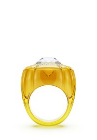 Anello in oro giallo con una grande pietra trasparente a taglio quadrato e un alone di diamanti più piccoli incastonati sopra.