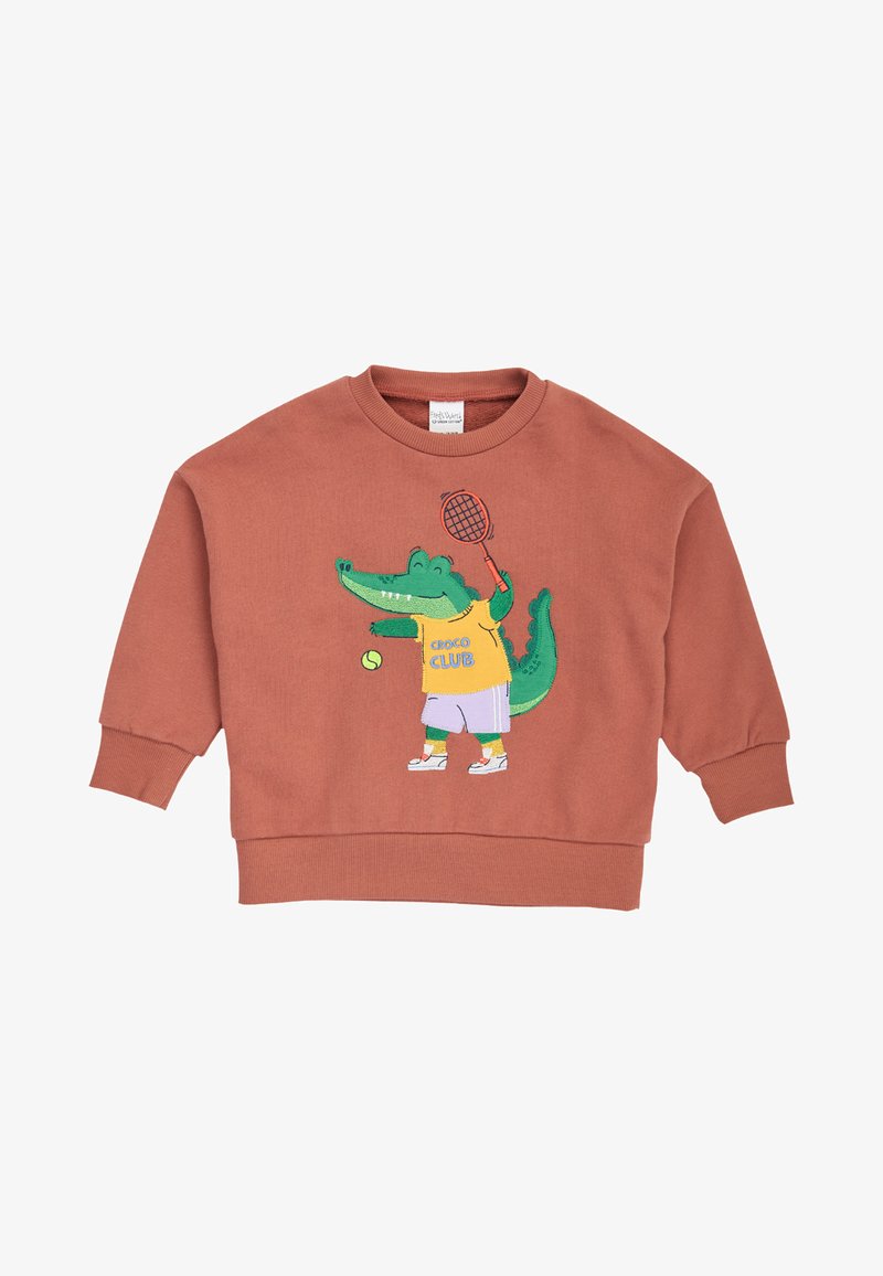 Kinder-Sweatshirt in Rostfarbe mit einem Cartoon-Krokodil, das Tennis spielt und ein gelbes Shirt mit der Aufschrift „Croco Club“ trägt.