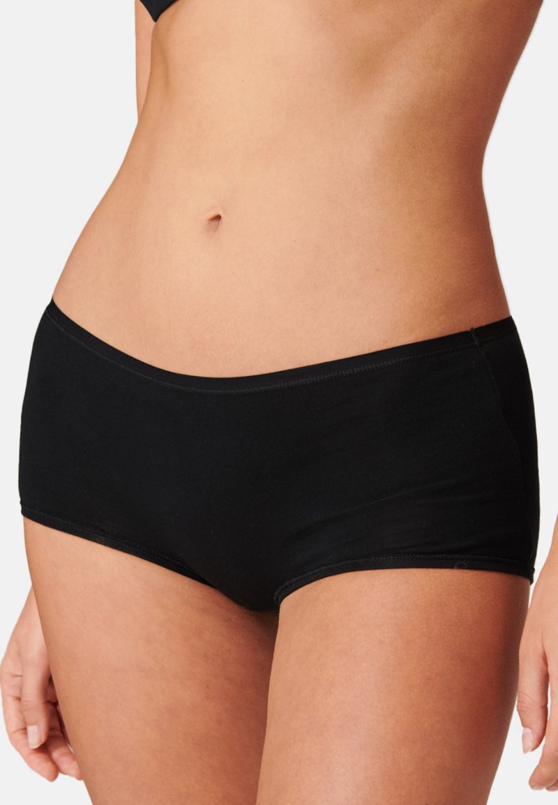 Zwarte katoenen boyshorts met elastische tailleband, gladde textuur en minimale stikdetails. Kenmerkt zich door een klassieke, comfortabele pasvorm.