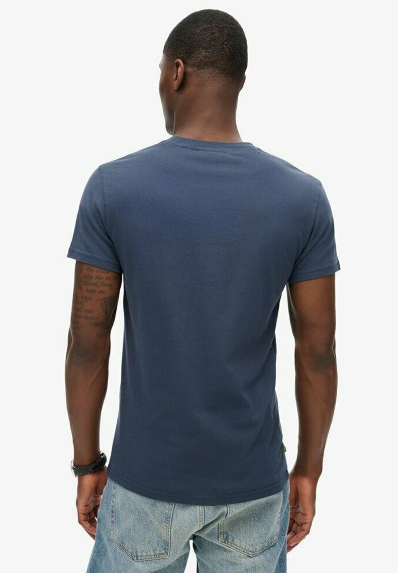 T-shirt in cotone blu navy con scollatura rotonda e maniche corte. Texture liscia, design semplice e orlo dritto in vita.