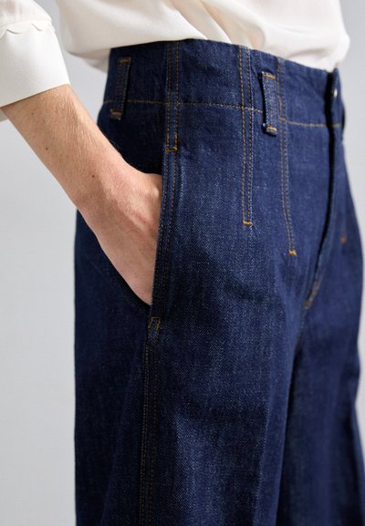 FRAME DARTED WIDE LEG - Džinsi ar platām starām - rinse