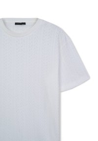 T-shirt bianca a maniche corte con un motivo a spina di pesce testurizzato, scollatura tonda e tessuto morbido. Design semplice e pulito.