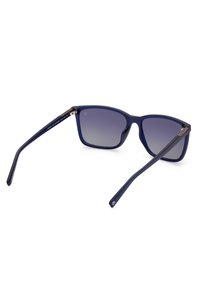 Gafas de sol azul marino con lentes degradados, forma rectangular y elegante marco de plástico. Los acentos metálicos añaden detalle a las patillas.
