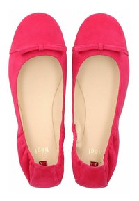 Bailarinas de terciopelo rosa con punta redonda, un pequeño lazo decorativo en el empeine y un forro interior beige. Textura suave y diseño ligero.