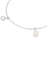 Pulsera de cadena de plata con dos colgantes: una perla y una cuenta blanca lustrosa de forma irregular. Brillo sutil, diseño delicado.
