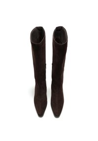 Stivali alti in suede marrone fino al ginocchio con punta affilata, caratterizzati da una texture liscia e cuciture sottili, presentati in una vista dall'alto.