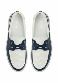 Vita och marinblå sneakers i strukturerat läder med perforerade detaljer på sidorna. Inkluderar gummisula och snören för fastsättning.