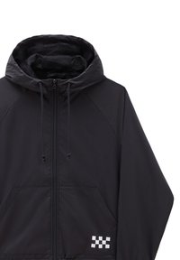 Giacca nera con zip e cappuccio, dotata di corde regolabili, due tasche anteriori e un motivo a scacchi bianco vicino all'orlo.