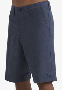 Herren Shorts in Marineblau aus strukturiertem Stoff, mit Knopfverschluss, Seitentaschen und einem kleinen Logopatch am Saum.