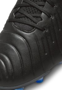 Schwarze Fußballschuhe mit einem strukturierten Lederoberteil mit erhöhten horizontalen Linien, schwarzen Schnürsenkeln und blauen Traktionsstollen an der Sohle.