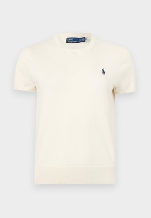 Camiseta Polo Ralph Lauren de manga corta de color crema, con cuello redondo y pequeño logo bordado en azul marino en el lado izquierdo del pecho.