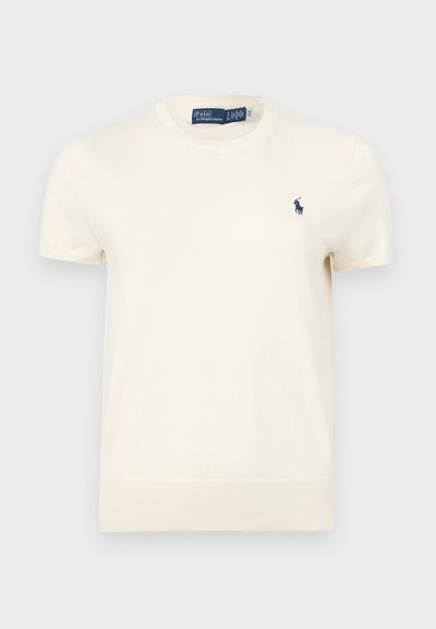 Κοντομάνικο εκρού t-shirt Polo Ralph Lauren με στρογγυλή λαιμόκοψη και μικρό σκούρο μπλε κεντητό λογότυπο στο αριστερό στήθος.