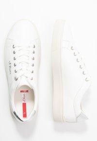 Weiße Sneaker mit einem glatten synthetischen Obermaterial, runder Zehenpartie, Schnürung an der Vorderseite, dezenten silbernen Akzenten an der Ferse und einer beigen Gummisohle.