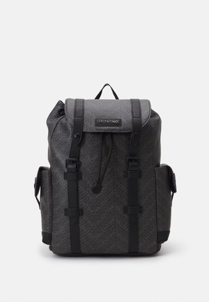 Zaino Valentino grigio scuro con motivo logo ripetuto, spallacci in pelle nera, pattina frontale, chiusura con coulisse e tasche laterali.