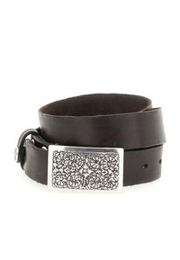 Cintura in pelle marrone scuro con una fibbia rettangolare in argento testurizzato caratterizzata da intricati motivi floreali. Include diversi fori per la regolazione.
