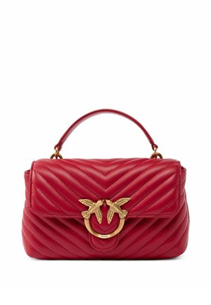Borsa in pelle trapuntata rossa con manico superiore e chiusura in metallo dorato con due uccelli che si guardano.