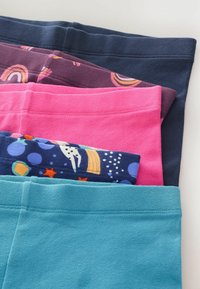 Stapel gefalteter Kinderleggings in Marineblau, Lila mit Regenbögen, knalligem Pink, Blau mit Weltraummustern und hellblauen Farben.