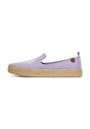 Lawendowy but typu slip-on z plecioną podeszwą z juty i małą brązową metką, z subtelnym białym haftem na górze.