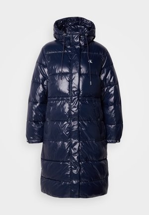 Mørkeblå dunjakke med en blank finish, hætte, snøre og trykknapper. Har quiltet design og sidelommer.