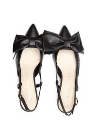 Zapatos de tacón negro con puntera afilada, gran lazo decorativo, parte superior de cuero liso y plantilla beige con branding dorado.