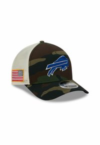 Tarnmütze mit gebogenem Schirm, Netzrücken, blauem gesticktem Büffellogo und einem Patch der amerikanischen Flagge an der Seite.