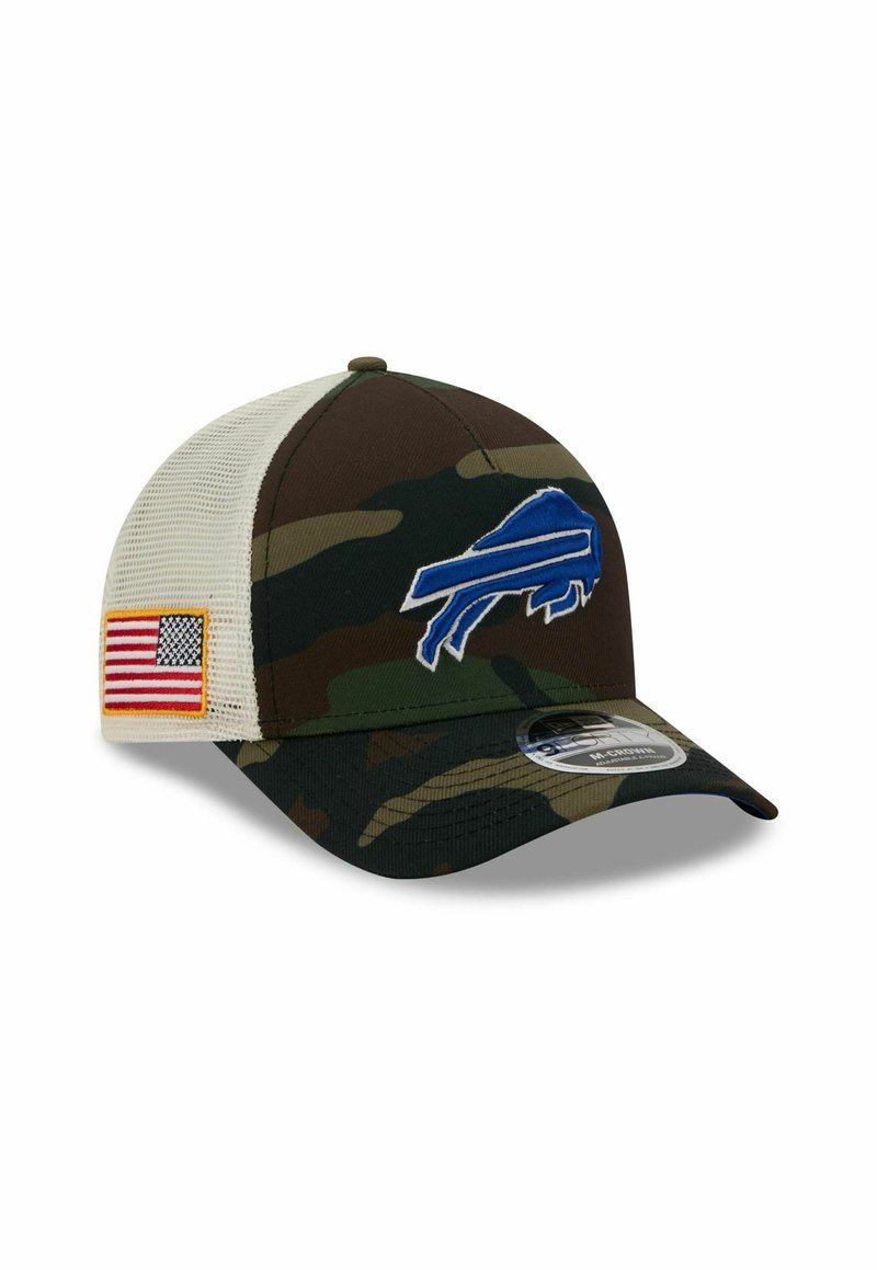 Tarnmütze mit gebogenem Schirm, Netzrücken, blauem gesticktem Büffellogo und einem Patch der amerikanischen Flagge an der Seite.