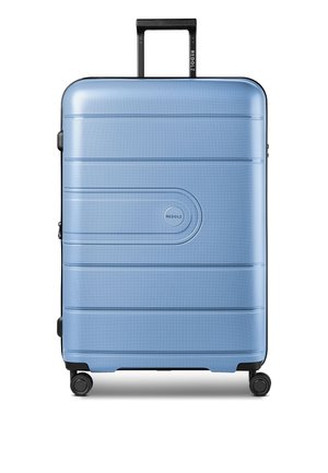 Maleta rígida azul claro con cuatro ruedas y un asa telescópica negra, con líneas horizontales y un logo circular centrado.