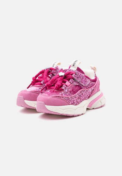 Paire de baskets roses pour enfants avec des détails pailletés, des semelles blanches épaisses et des lacets épais texturés attachés avec un pendentif en forme de cœur.